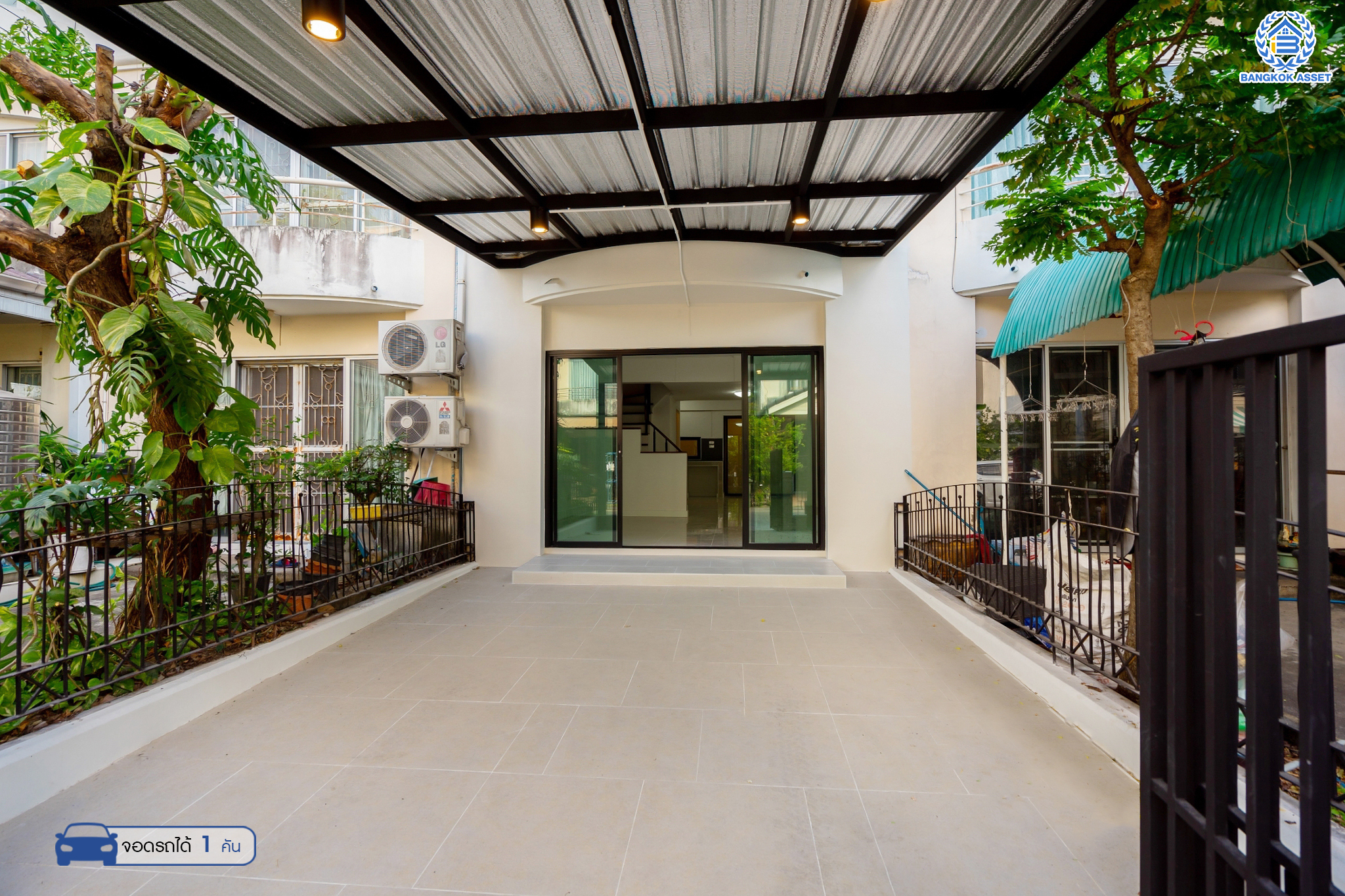 บ้านมือสองตกแต่งใหม่ ม.ศุภาลัยวิลล์ รัตนาธิเบศร์18 ทาวน์เฮ้าส์ 3 ชั้น ทำเลโซนเมือง! เนื้อที่ 18.3 ตร.ว. ฟังก์ชันจัดเต็ม 4 ห้องนอน 3 ห้องน้ำ จอดรถได้ 1 คัน บนสุดยอดทำเล! เชื่อมต่อได้ทั้ง ถ.รัตนาธิเบศร์ ถ.ติวานนท์ และสนามบินน้ำ ใกล้เซ็นทรัลรัตนาธิเบศร์ ทางด่วน "งามวงศ์วาน" และรถไฟฟ้าสายสีม่วง "สถานีศูนย์ราชการนนทบุรี"